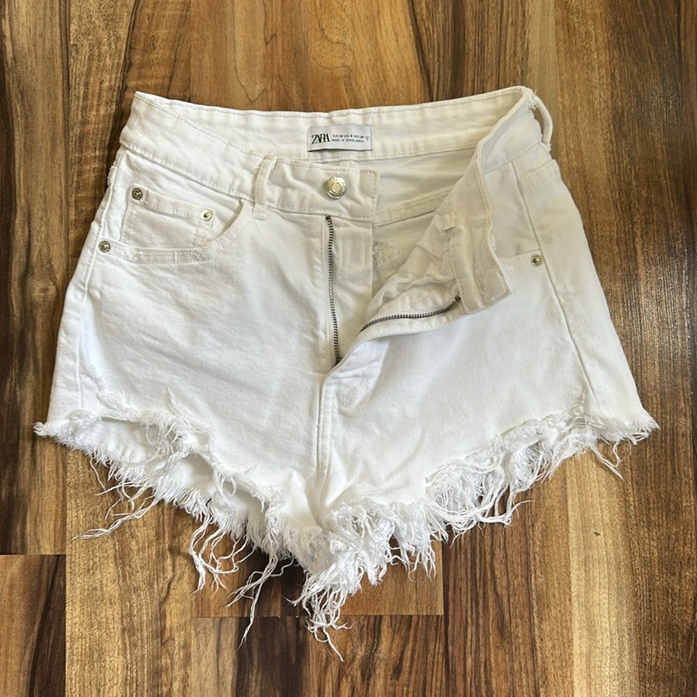 Zara White Frayed Denim Shorts Size 4